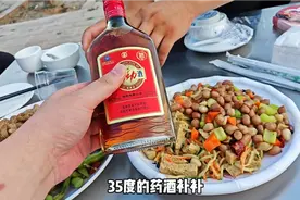 表妹夫发工资了请客吃饭，大排档三个人整四个菜，喝杯小酒真过瘾视频封面