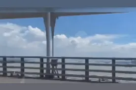 十七楼女子洗完澡没穿衣服遭窗外无人机偷视视频封面