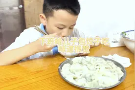上班兼顾带娃，90后宝妈一托二接送上下学，晚上包饺子吃视频封面