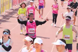 无锡马拉松野鸳鸯,男子被扒是远光软件董事长？两人挽手跑马拉松视频封面