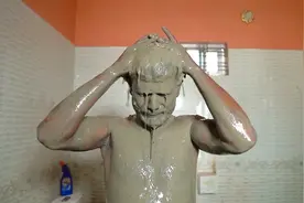 男主在家洗澡，竟选择用泥巴水冲凉，这也太奇葩了吧视频封面