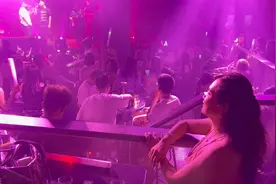 和我到成都的小酒馆坐一坐，体验成都酒吧文化，感觉不错哦……视频封面