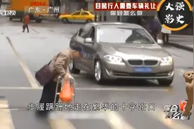街头老人过马路不便，男子的行为举动令人称赞👍视频封面