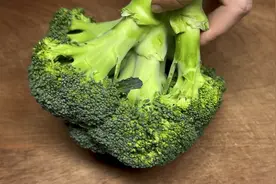 万万没想到，西兰花学会这样做，孩子三天两头点名吃，营养又美味视频封面