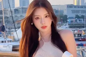 她是全网公认最美高颜值美女博主，也被众多网友称为是最美学姐视频封面
