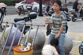 # 标题 #残疾姐姐摆摊抚养弟弟，生活不会辜负每一个努力的人，为视频封面