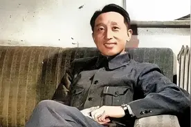 五十年代，张作霖的儿子张学思的罕见留影，身穿中山装，英俊帅气