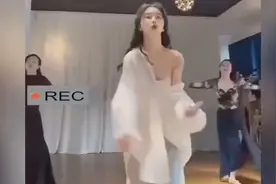 女孩一动衣服就滑，这“老肩巨滑”的体质也太逗了！视频封面