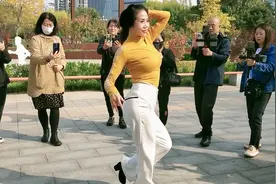 唐山这位60岁的大妈火了，风情万种的身段妩媚迷人的舞姿谁能比！视频封面