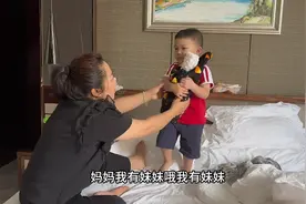 小航航用枕头来当妹妹，轻轻抱着她哄她睡觉，还学习给她换尿片视频封面