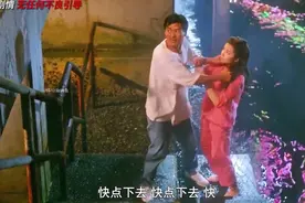 甜蜜瞬间！这对情侣在楼梯上的甜蜜互动，太让人羡慕啦！💓👫🌸视频封面