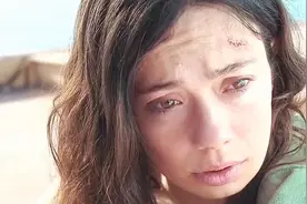 女人漂浮海中独自产子，为了生存挑战人类极限视频封面