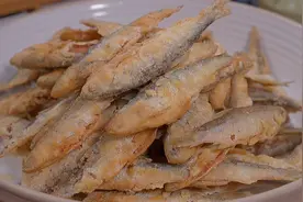 炸小鱼到底放面粉还是淀粉，分享正确做法，各个酥脆放凉也不回软视频封面