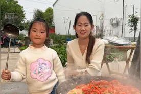 有个会做饭的老公，也能实现小龙虾自由，一家人打打闹闹，好幸福视频封面