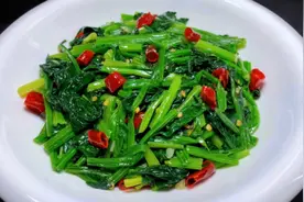 炒菠菜时，直接下锅炒就错了，教你饭店不外传技巧，比吃肉还过瘾视频封面