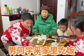 男同学给女儿送过年衣服，女儿瞬间脸红，奶奶却做一桌好菜招待视频封面