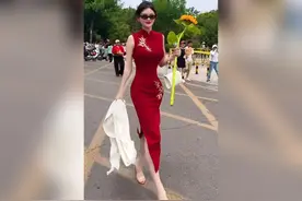 山东考生妈妈穿旗袍，手持向日葵，只愿女儿旗开得胜，一举夺魁！