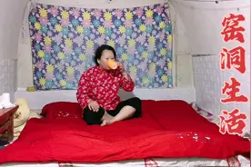 在窑洞晚饭吃挂面，拿出结婚时的大红被子盖，火炕烧的太烫没法睡视频封面