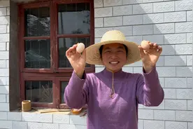 养了几个月的鸡终于下蛋了，还一次生两个，可把尚洁激动坏了！视频封面