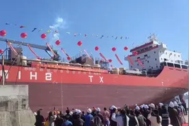 万吨巨轮下水全过程，不看不知道原来船是这么下海的震撼人心视频封面