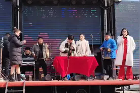 美女小伙唢呐演奏，欢聚一堂，好听，大家过来看看吧。 #吹唢呐视频封面