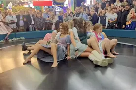 33. 这转盘游戏看起来好好玩的样子【外国妹子】视频封面