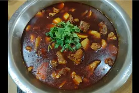 排骨焖土豆，排骨味甘咸，性平，肾经，有滋养脾胃之功效视频封面