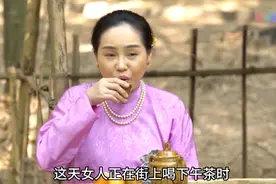 女人只是无意间走进一个山洞，岂料竟意外发现金银珠宝。视频封面