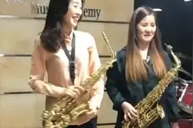 美女萨克斯二重奏，令人耳目一新，为之心醉视频封面