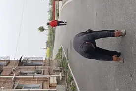 我腰椎突出病经心治疗中，在治疗二十五天，我走路和行越来越好了视频封面