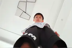 小人发现巨人，驾驶直升机嘲笑结巨人，结果被巨人踩扁视频封面