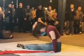 #街头表演# 惊艳的杂技表演，引得路人驻足围观！视频封面