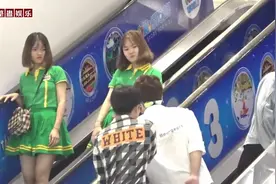#日常趣事# 在商场的自动扶梯上，情侣甜蜜拥吻😍👫👩‍❤️‍💋‍👨视频封面
