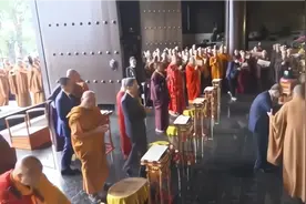 李嘉诚入寺祈福，90余岁高龄需人搀扶，高僧陪同场面震撼视频封面