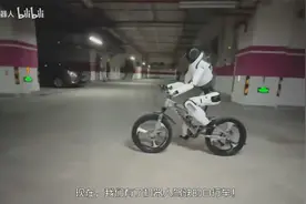 智元人形机器人灵犀X2，会骑车会聊天会陪伴，吉祥三保又进了一步视频封面