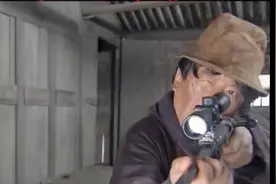 疯老头装瘸躲过搜身，拐杖暗藏玄机痛杀汗奸！视频封面