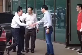 中国最有钱的10个人排行，首富10几年前连苹果手机都买不起！视频封面