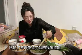 东北夜晚外面下着大雪，夫妻两坐在热乎炕头喝酒，两人都喝美了视频封面