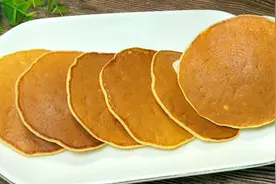 香蕉里打入鸡蛋，原来可以做出这么好吃的松饼，奶香浓郁松软香甜视频封面