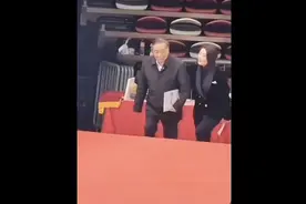 宗馥莉和父亲一起出席 给大家发奖金 宗老一生节俭视频封面