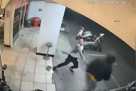 台湾角头派小弟去砸店，被店家围事赶回来火拼，真猛1v10 上集视频封面