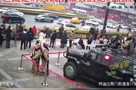 宝妈带孩子却急着上厕所，把孩子交给了执勤的武警，满满安全感视频封面