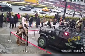 宝妈带孩子却急着上厕所，把孩子交给了执勤的武警，满满安全感视频封面