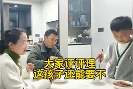 当父母后才能体会，孩子把喜欢吃的都夹自己碗里，大家评评理看视频封面