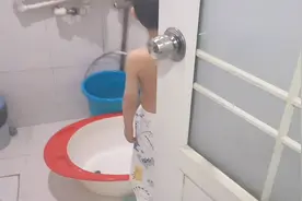 四岁萌娃第一次独立洗澡、穿衣服，你家多大开始独自洗澡穿衣？视频封面