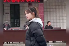 00后女孩当上初三班主任，自己看上去还是孩子，只能装的凶点视频封面
