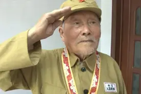 老人隐居70年，采集信息时从箱底拿出一堆“破纸”，揭开真实身份视频封面