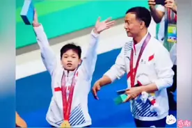 全红婵父亲亮相当众哽咽了她长大了…….视频封面