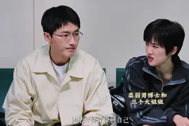 男博士深藏不漏，三个富婆都是亲姐姐﻿﻿#仁心俱乐部#﻿视频封面