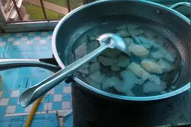 这段时间嗓子不舒服，老公煮了冰糖甘草梨给我吃，泡点胖大海喝！视频封面